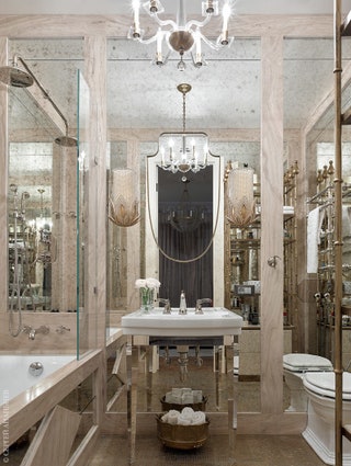 Ванная комната. Люстра и бра Visual Comfort зеркало Vaughan Berrington раковина с консолью Sbordoni стеллаж изготовлен...