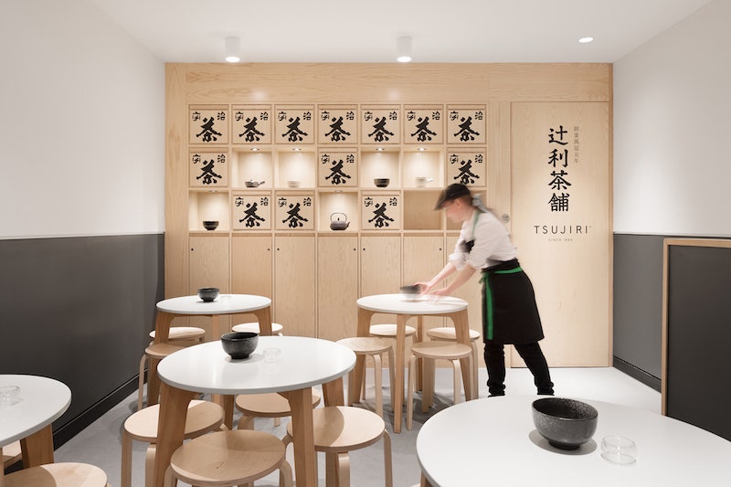 Японская чайная Tsujiri в Лондоне минималистичный интерьер от MIMStudios