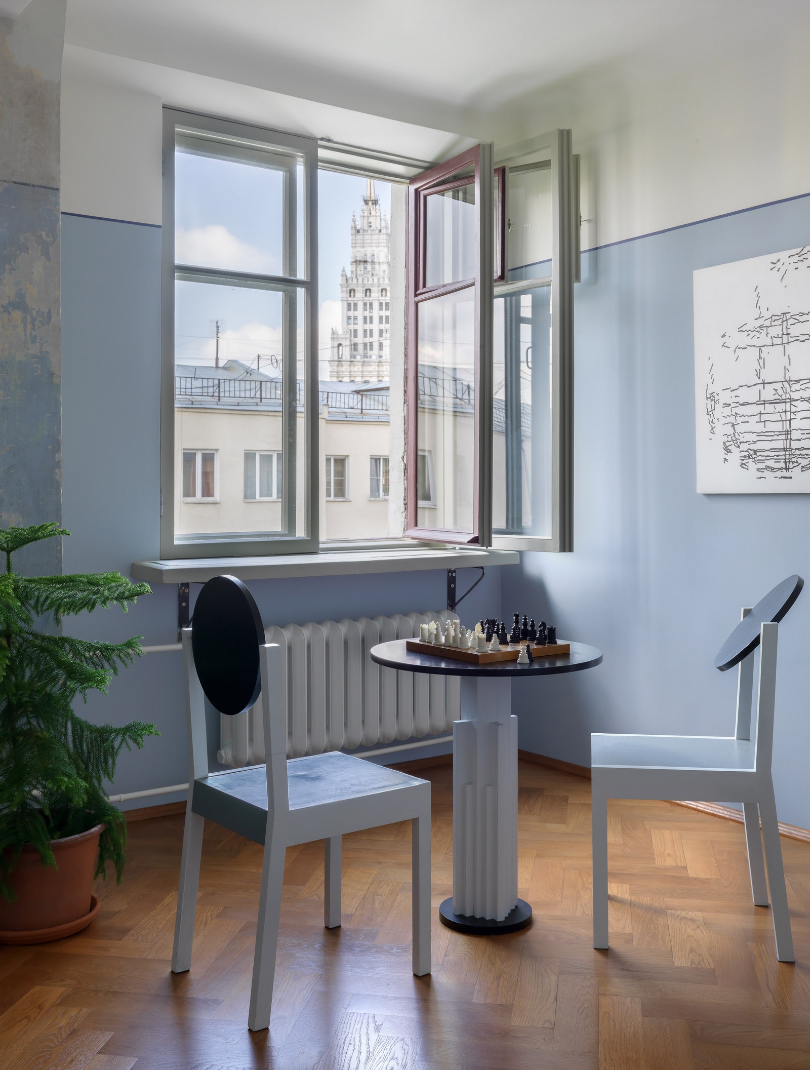 Гостиная. Стол и стулья сделаны по эскизам советского художникасупрематиста Николая Суетина  в вологодской студии Less....
