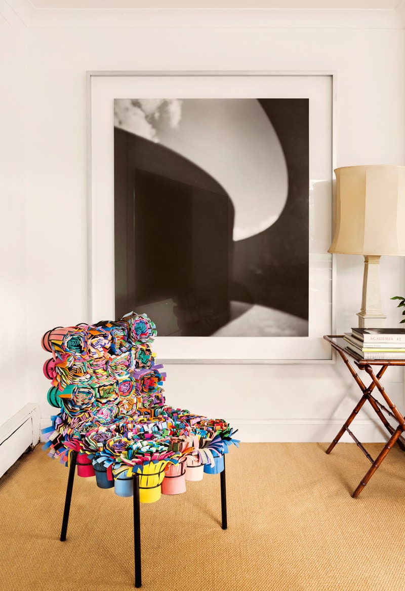 Фрагмент гостиной. Стул Shushi Chair из фетровых лент дизайн братьев Фернандо и Умберто ­Кампана. На стене фотография...