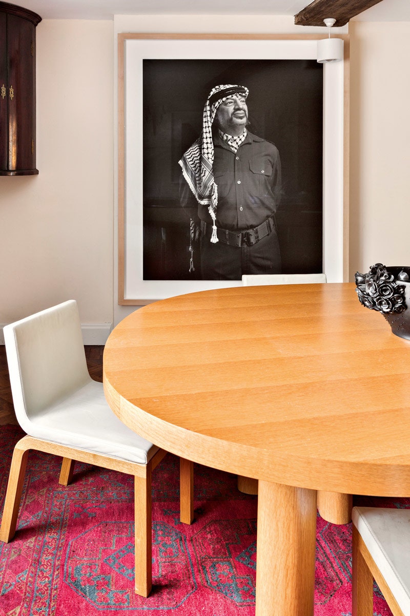 Фрагмент столовой в главном доме. Стулья по дизайну Индии Мадави. Фотография Энди Голдсуорти.