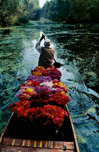 Стив Маккарри. Продавец цветов на озере Дал. Сринагар Джамму и Кашмир Индия 1996.