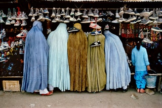 Стив Маккарри. Женщины в магазине обуви. Кабул Афганистан 1992.