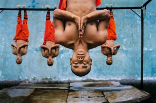 Стив Маккарри. Тренировка шаолиньских монахов. Чжэнчжоу Китай 2004.
