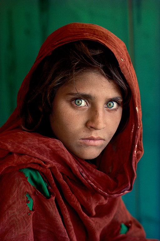 Стив Маккарри. Шарбат Гула. Афганская девочка. Лагерь беженцев НасирБаг недалеко от Пешаварa Пакистан 1984.