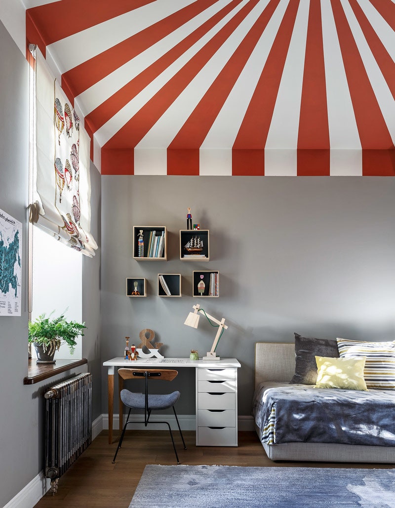 Расписной потолок детской напоминает шатер. Кровать Estetica покрывало и подушки все Artique. У стола IKEA стул из...