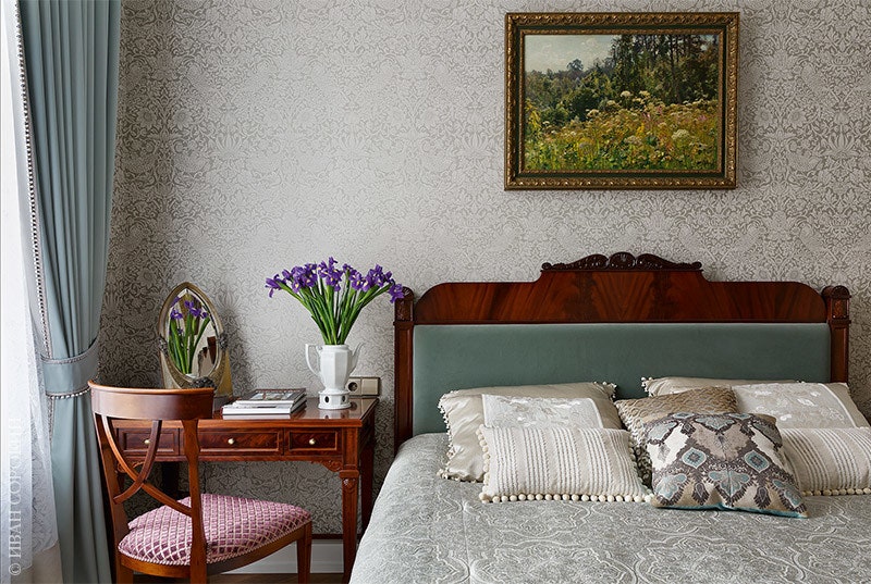 Спальня. Кровать и столик сделаны из красного дерева. Обои William Morris.