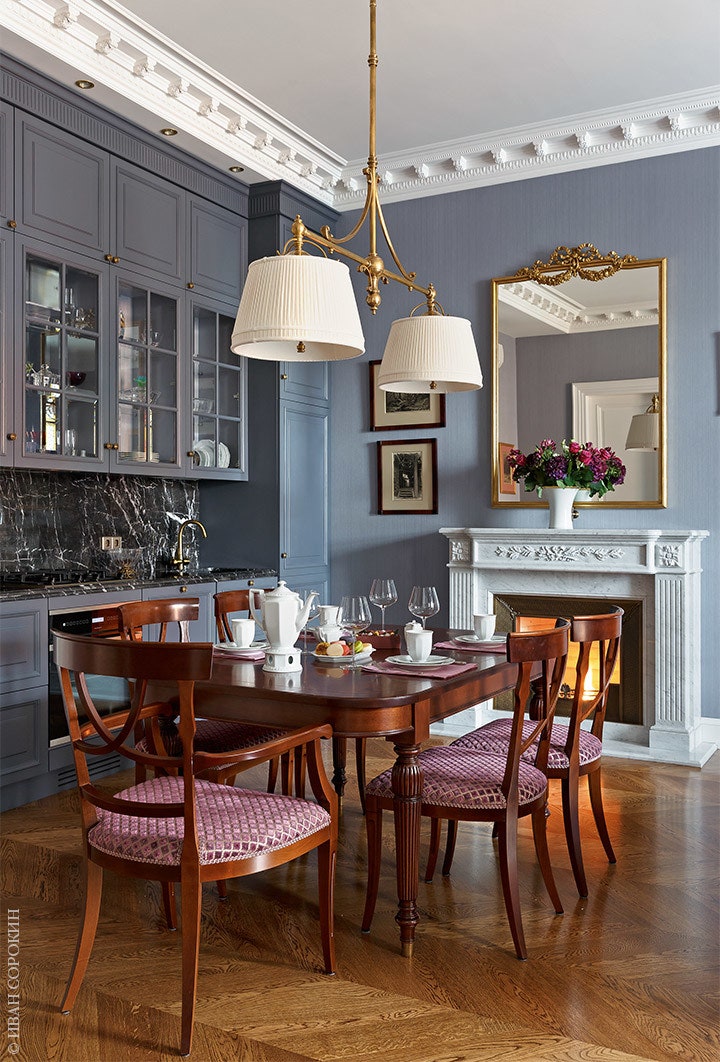 Зона кухни совмещена со столовой и гостиной. Гарнитур сделан на заказ в мастерской Antique Style.