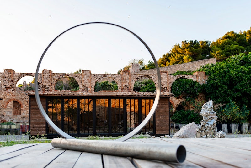 Выставка работ Жана Пруве под открытым небом в Марселе