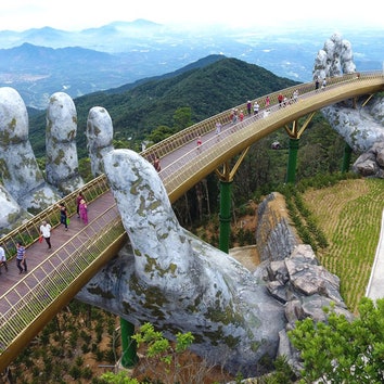 Мост с опорами в виде рук во Вьетнаме