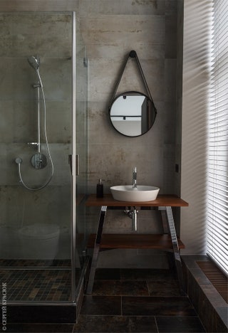 Душевая комната. Верхний душ Hansgrohe консоль под раковину Duravit. Напольная плитка Revigres Iron.