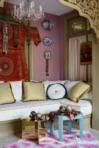 Фрагмент чайной комнаты. Слева традиционный наряд узбекской невесты привезен хозяйкой из путешествий. Бирюзовый столик...