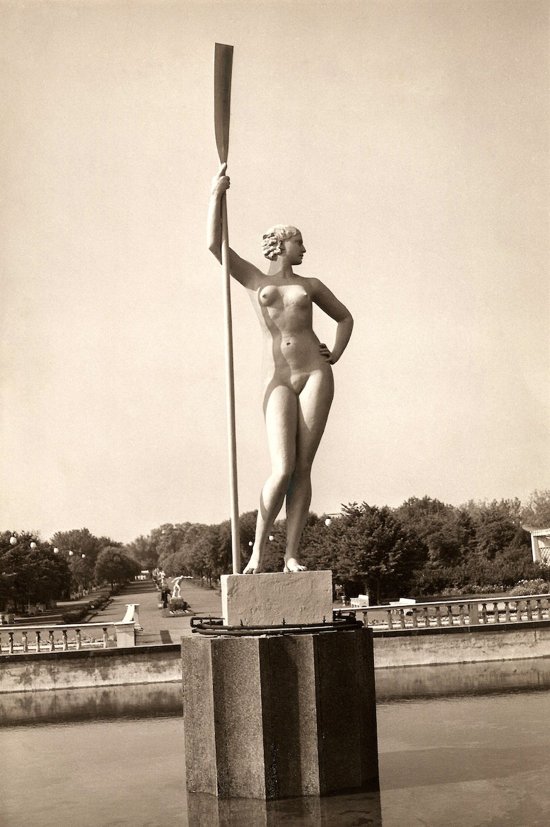 “Девушка с веслом” И. Шадра 1935 год.