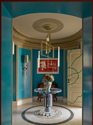 Прихожая. Латунный светильник и акриловый стол сделаны по эскизам дизайнеров. На стене постер “Ленин и CocaCola”...