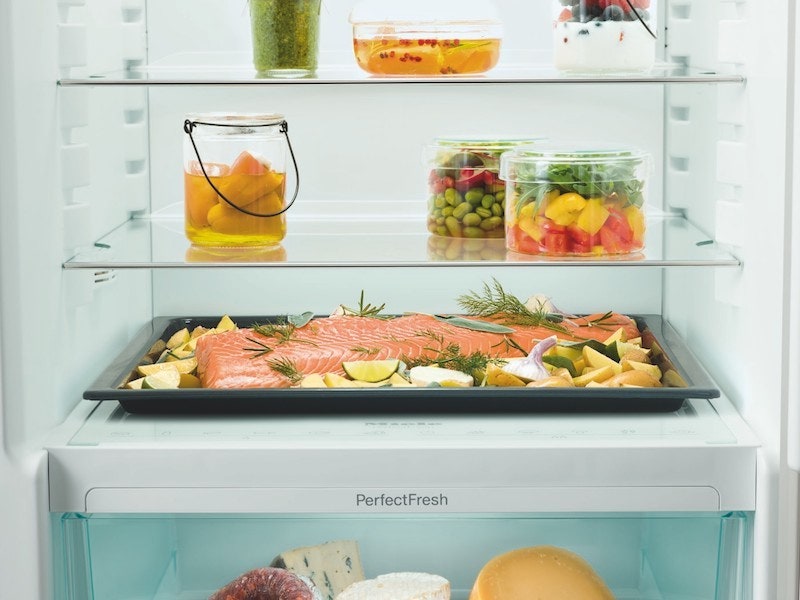 В холодильниках Miele значительно больше места для хранения продуктов питания — можно поставить целый противень....