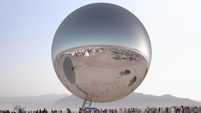 Зеркальная сфера для фестиваля Burning Man