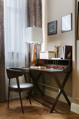 Рабочий уголок в спальне. Стул Adele Dining Chair фабрика Interlude Home лампа Metallic Amber Lamp фабрика Global Views.