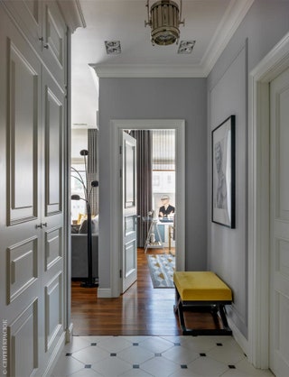 Прихожая. Светильник Ralph Lauren Home галерея American Lighting  Visual Comfort шкаф и двери изготовлены на заказ по...