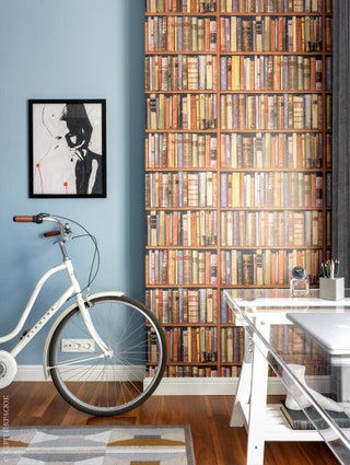 Фрагмент кабинета. Обои с изображением книг Andrew Martin. Велосипед который хранится здесь зимой выглядит как артобъект...