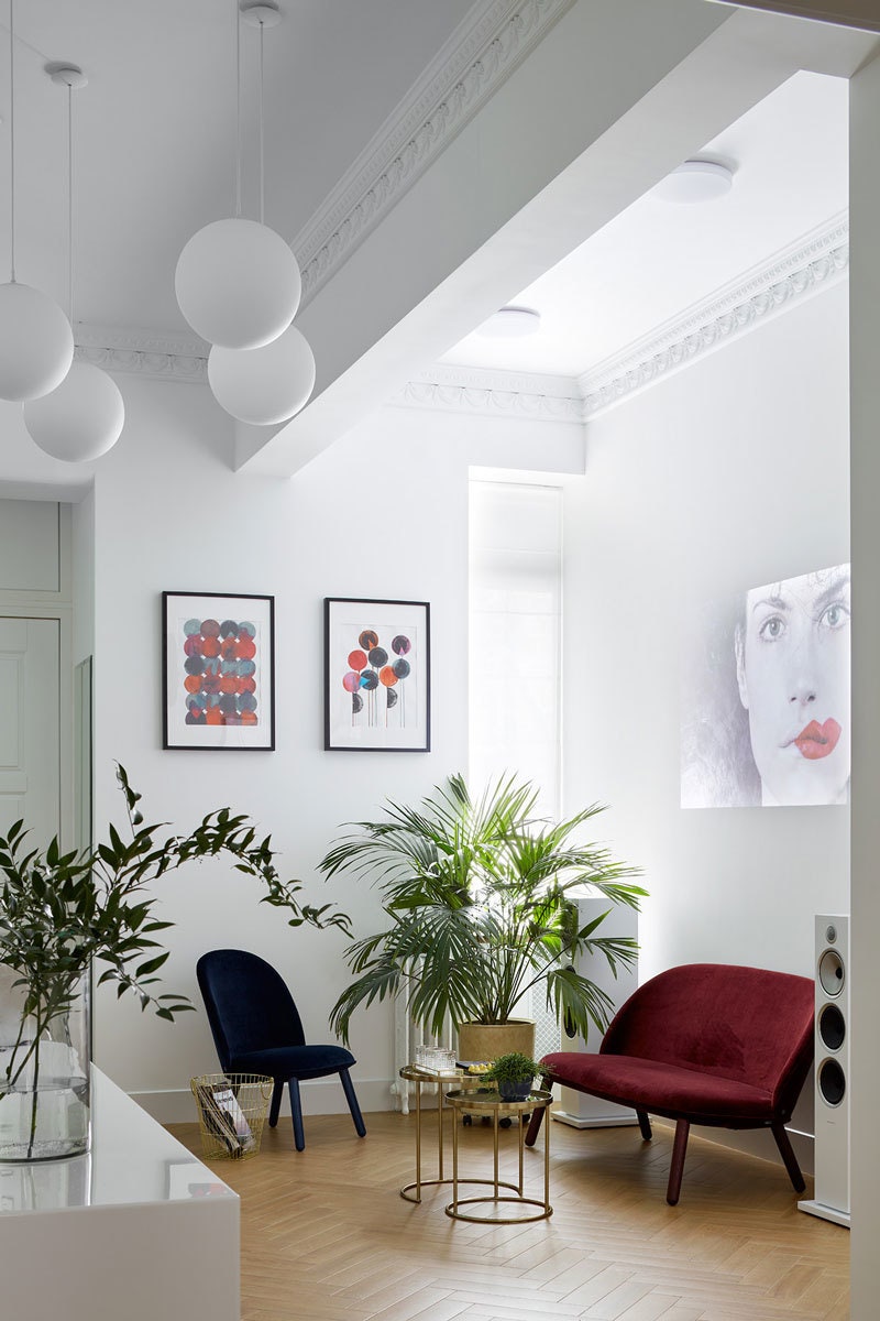 Картины на стене графика Ксении Березовской. Диван и кресло Normann Copenhagen Designboom.