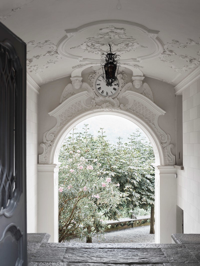 Портал входа барельефы и часы сохранились в том виде в каком их придумал архитектор Агостино Камуцци примерно в 1830х годах.