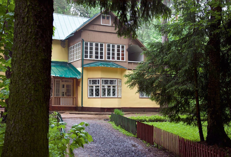Дом построен по сильно видоизмененному типовому проекту немецкого архитектора Эрнста Мая.