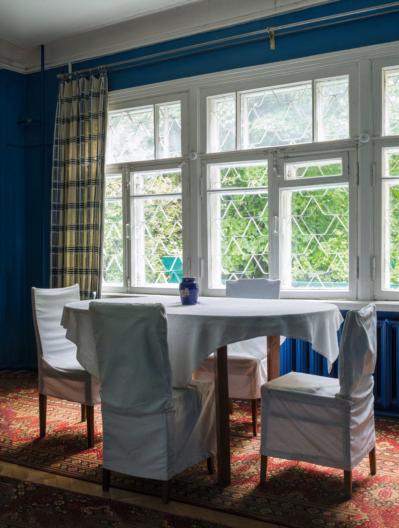 Глубокий голубой цвет которым выкрашены большинство стен дома привезен был семьей с их предыдущей любимой дачи в финской...