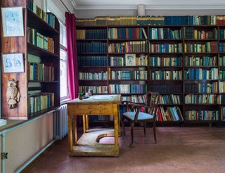 В огромной библиотеке писателя книги с автографами Чехова Некрасова Блока Уолта Уитмена Ахматовой Розанова и Твардовского.