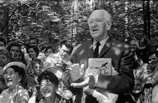На фото 1964 года Чуковский запечатлен на летнем празднике в Переделкино.