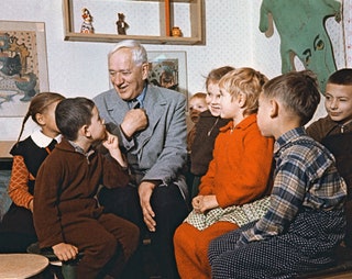 1959 год. Чуковский общается с детворой в библиотеке Переделкино открытой его стараниями.