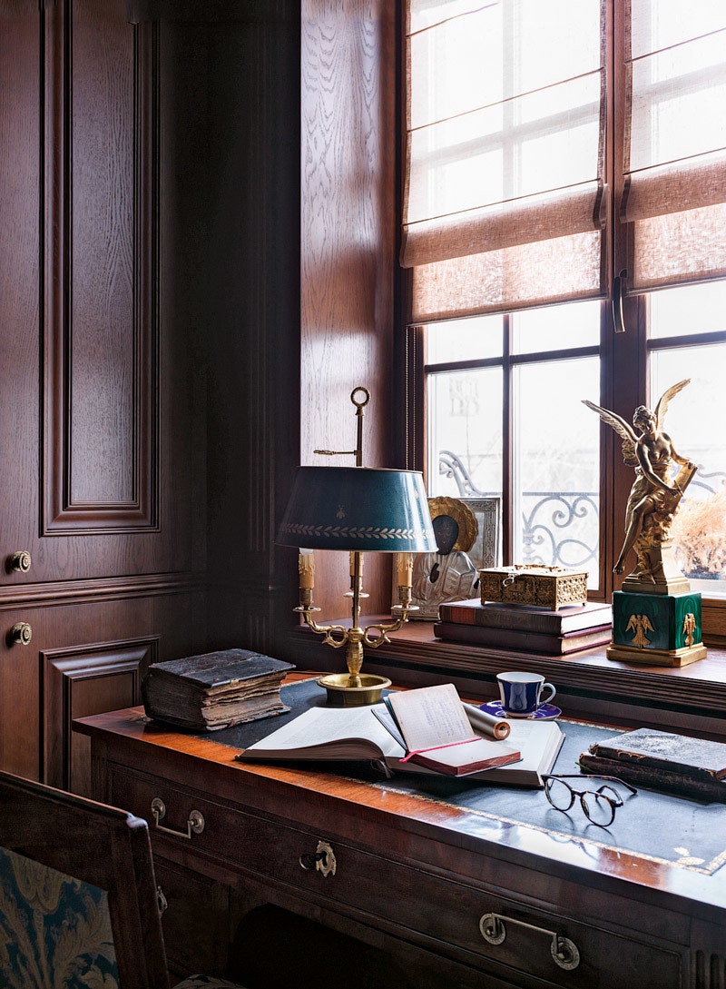 Фрагмент кабинета. Письменный стол из красного дерева Франция XIX век. На нем антикварная книга которой больше трехсот...