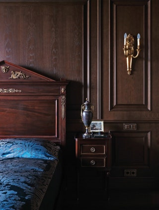 Фрагмент спальни. Вся антикварная мебель из Франции кровать конец XIX века прикроватная тумбочка XIX век бра начало XX века.