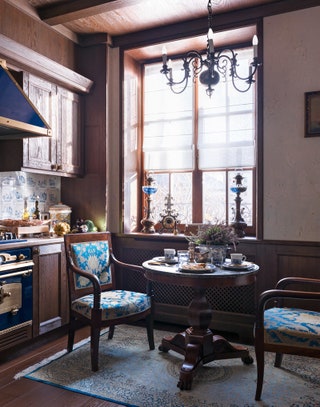 Кухня. Фламандская люстра начало XX века обеденный стол Франция XIX век на столе английская винтажная посуда...