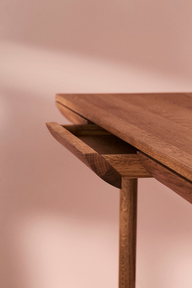 Деревянный стол в стиле midcentury modern