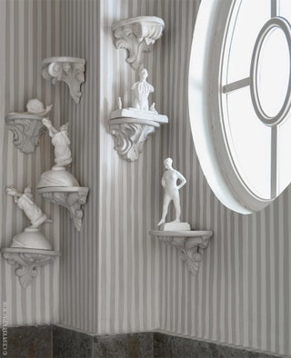 Фрагмент санузла. На стенах и полу мрамор скульптуры на кронштейнах Татьяны Антошиной.