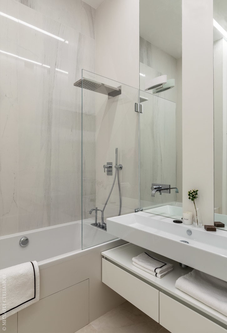 Высота потолков в ванной комнате подчеркивается с помощью зеркал и линейных светильников. Сантехника Villeroy amp Boch...