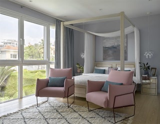Спальня. Кровать по эскизам дизайнера изготовлена в столярной мастерской на Кипре. Кресла Altinox ковер Zara Home...