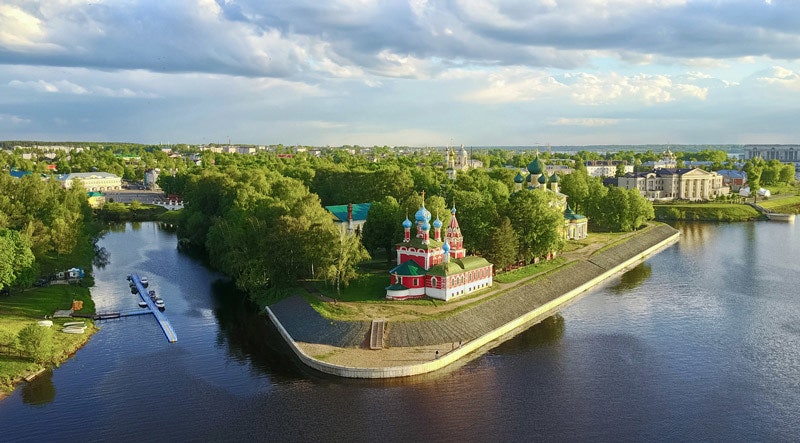 Угличский кремль — историкоархитектурный комплекс расположенный на правом берегу реки Волги.