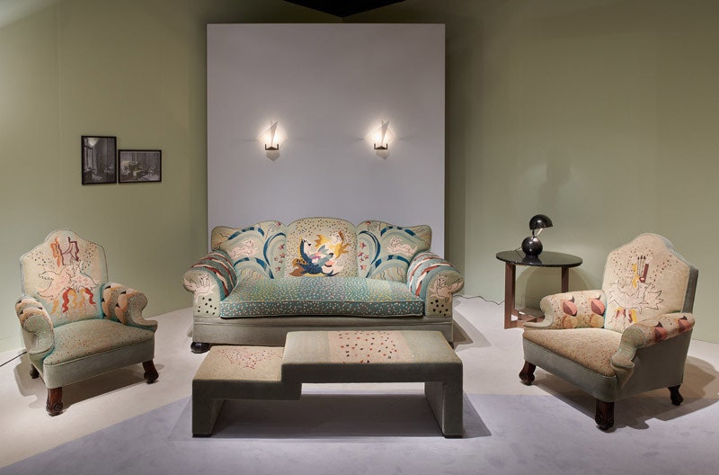 Кресла и диван  дизайнер Жан Люрка  обтянуты льняными чехлами с вышивкой. Провенанс приобретен у семьи заказчика и...