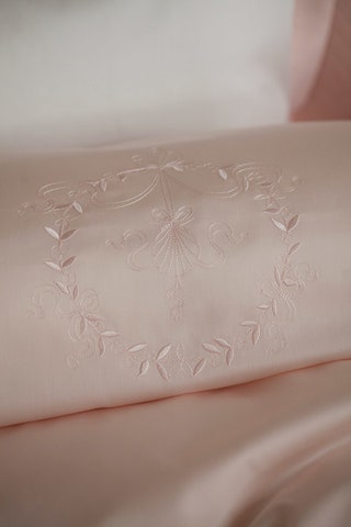 Вышивка на постельном белье Perla Rosa.