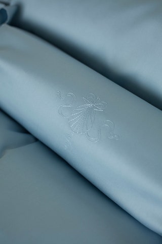 Вышивка на постельном белье Perla Blu.