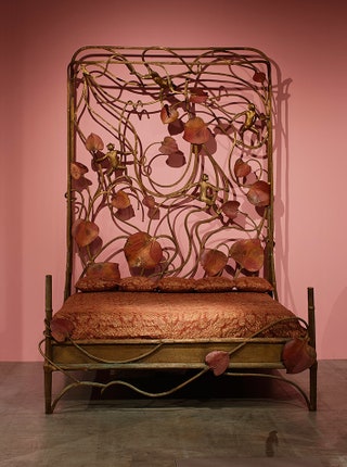 Кровать Singerie  дизайнер Клод Лаланн бронза и медь единственный экземпляр 220 х 202 см высота изголовья — 182 см....