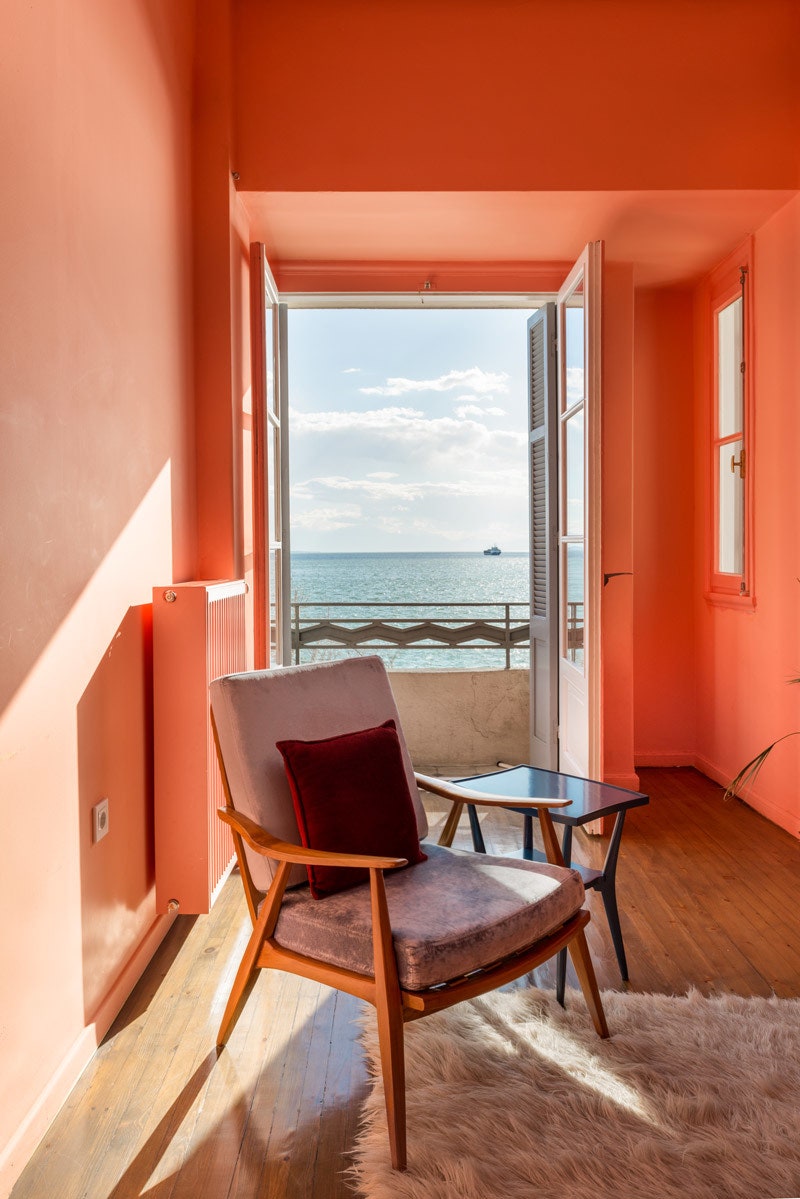 Интерьер с яркими акцентами фото квартиры в Салониках