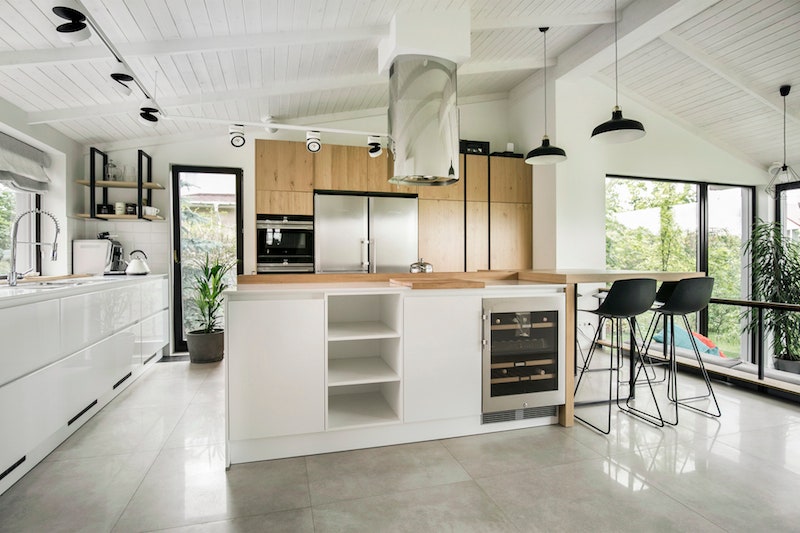 Обособленная кухня — одна из главных задач которую поставили перед командой студии Zrobym Architects заказчики.