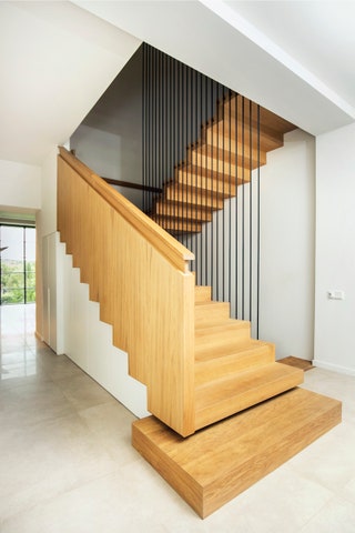 Лестница изготовлена по чертежам архитектора . Плитка Vives Rift салон Sagardi.
