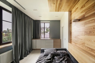 Гостевая спальня. Интерьер построен на контрасте между теплым тоном дерева и холодными оттенками серого и белого цветов.