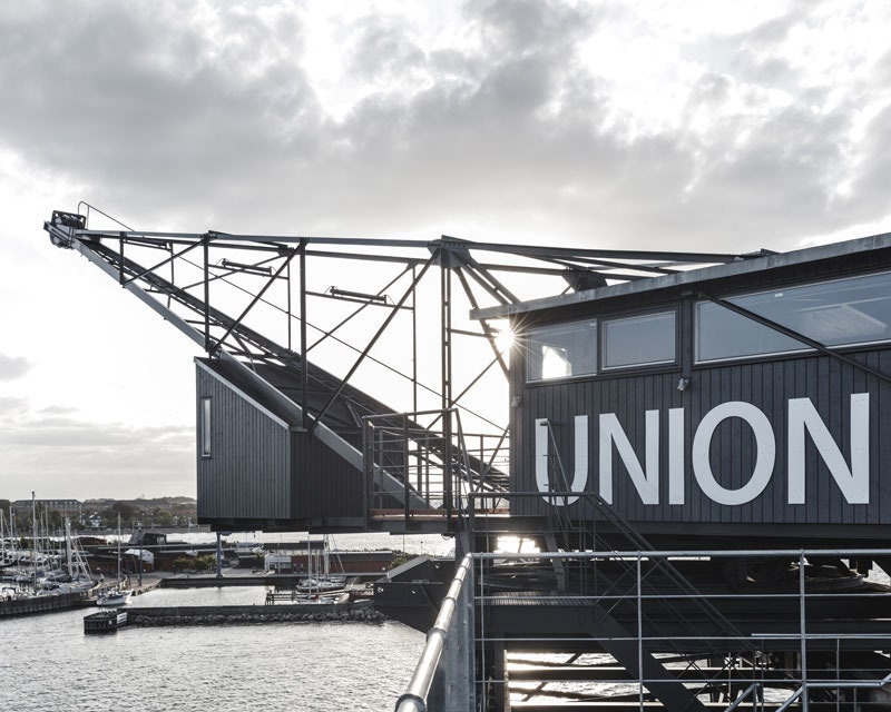 Миниотель в кабине угольного крана проект The Krane в порту Копенгагена
