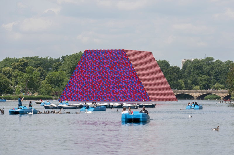Скульптура The London Mastaba художника Кристо на озере Серпентайн