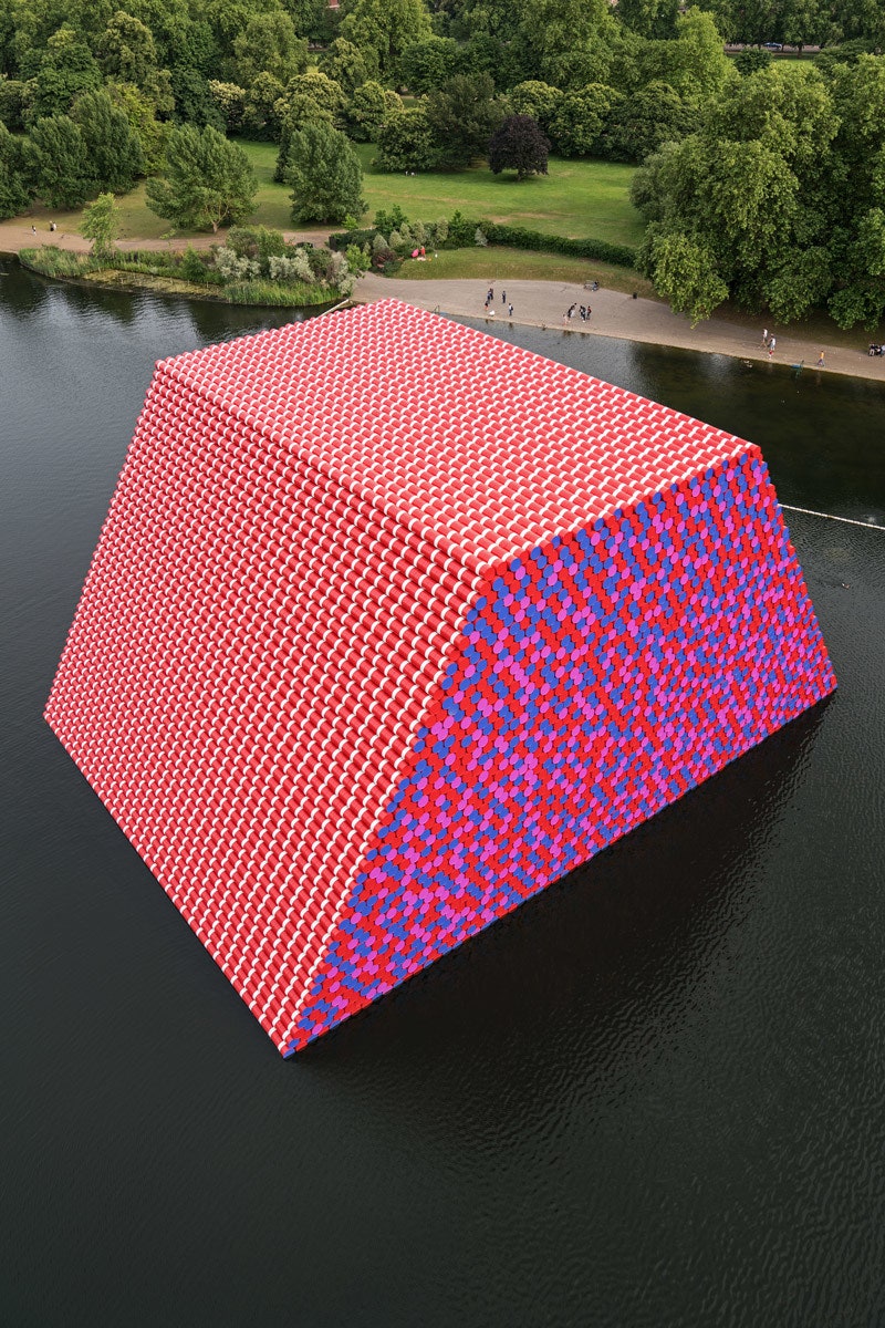 Скульптура The London Mastaba художника Кристо на озере Серпентайн