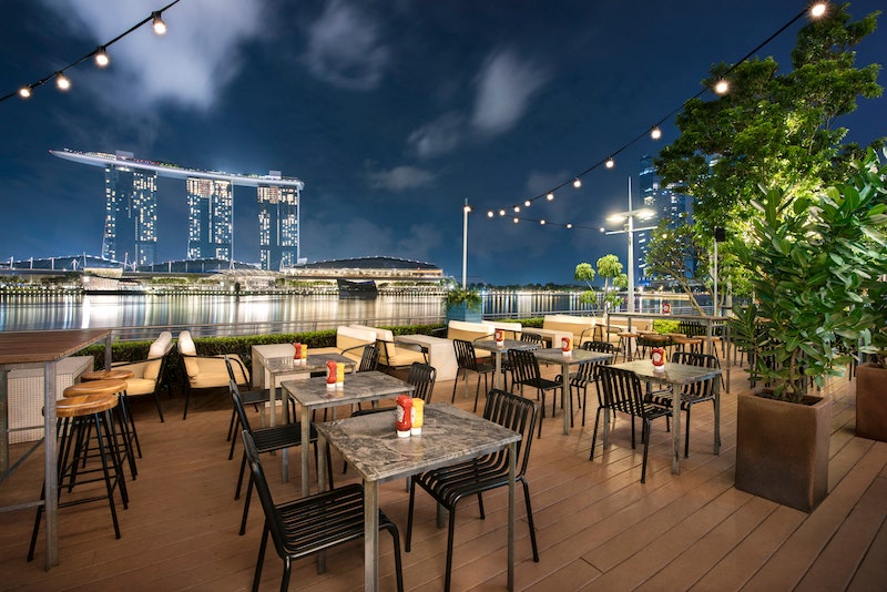 Дайнер OverEasy Fullerton в Сингапуре обновил свое меню и интерьер